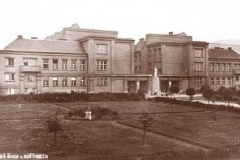 Budova školy v 20. letech 20. století