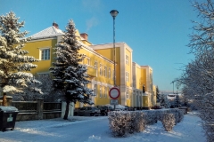 Škola pod sněhem v lednu 2016